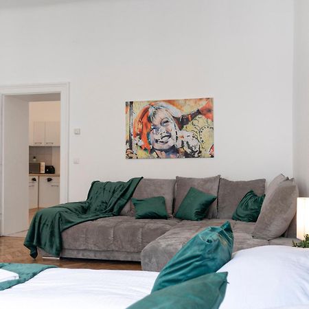 Prime Location & Peaceful Shared 2 Bedroom Apt With Backyard Viena Exterior foto