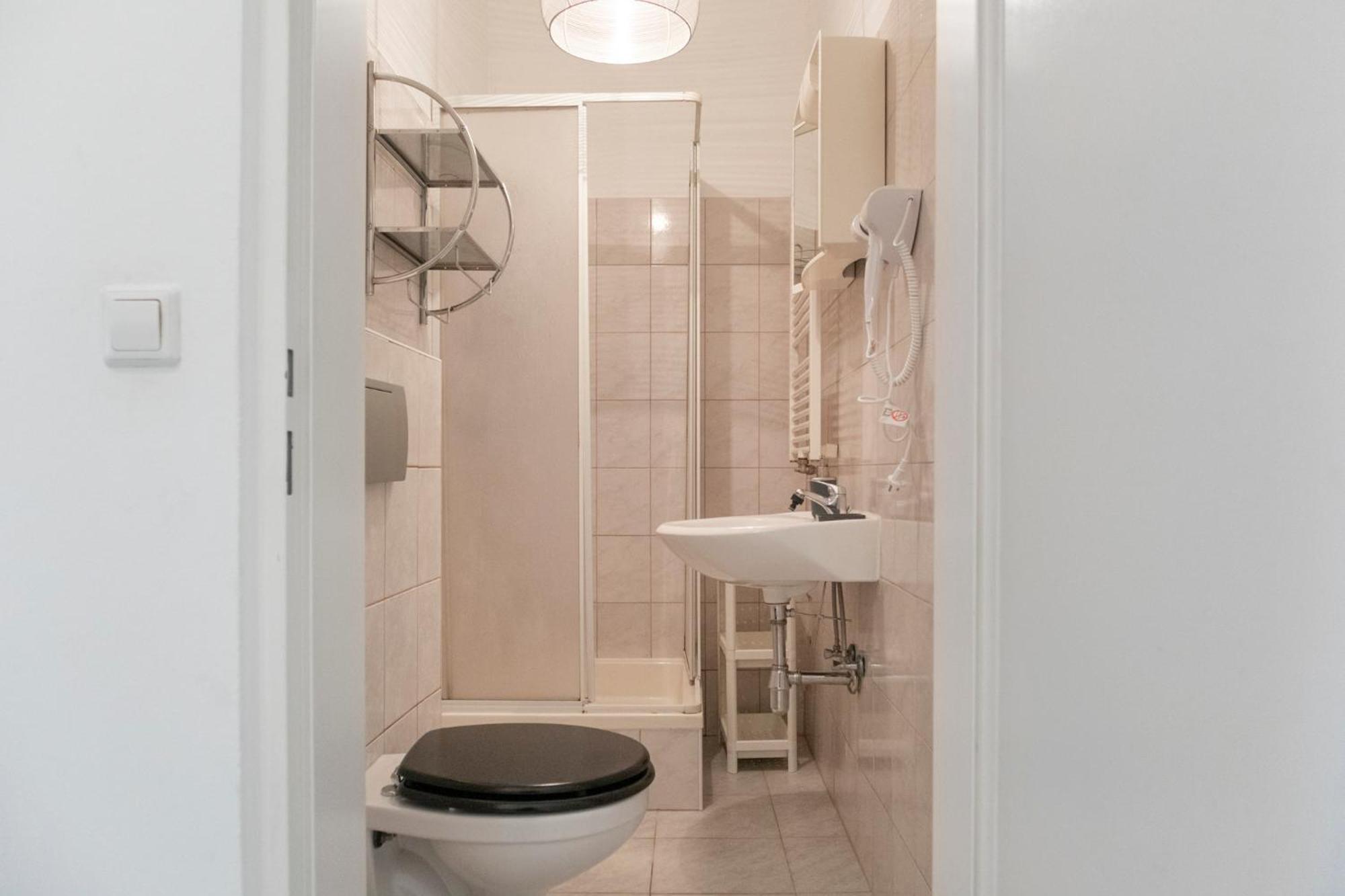 Prime Location & Peaceful Shared 2 Bedroom Apt With Backyard Viena Exterior foto