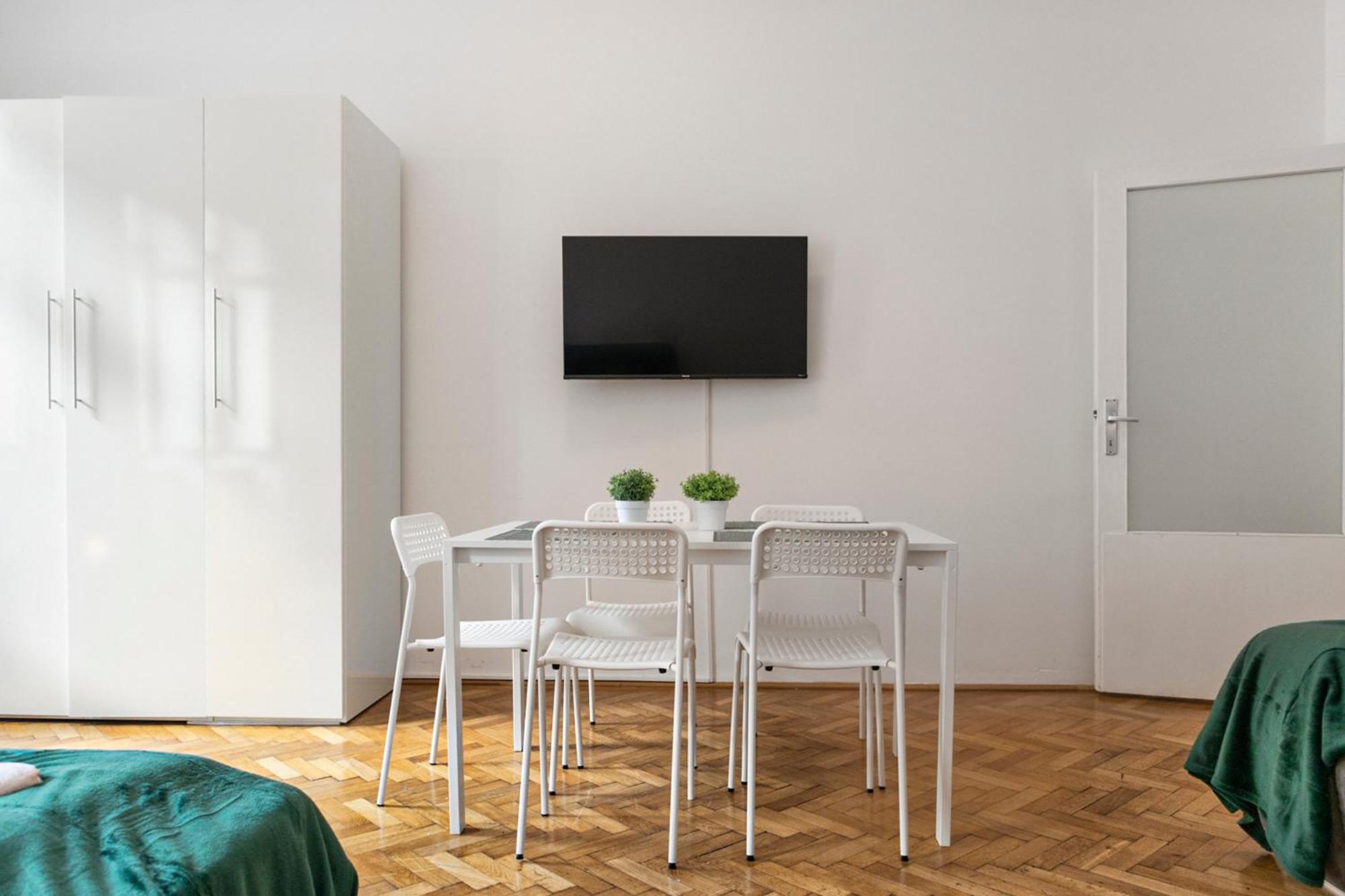 Prime Location & Peaceful Shared 2 Bedroom Apt With Backyard Viena Exterior foto