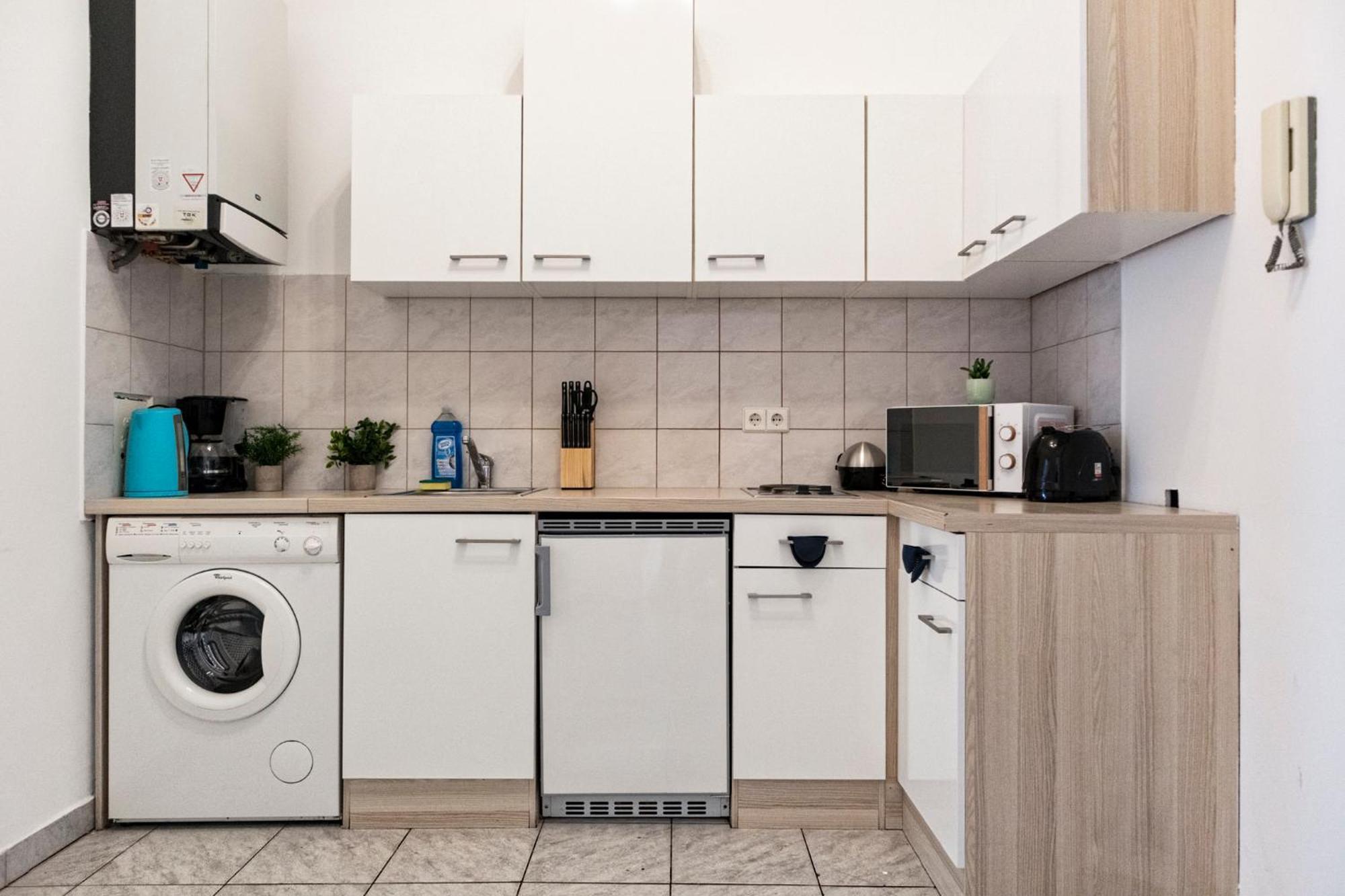 Prime Location & Peaceful Shared 2 Bedroom Apt With Backyard Viena Exterior foto